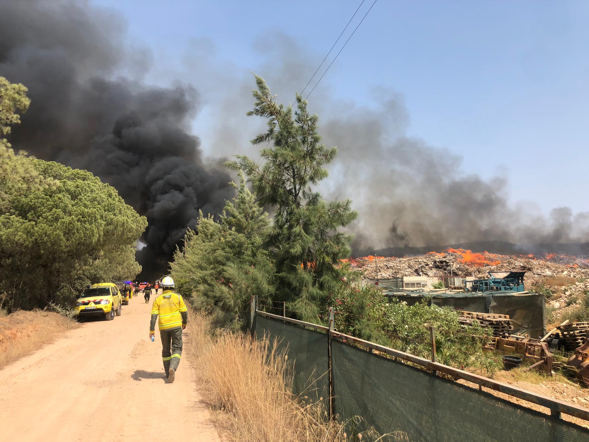 Sul Informação - Lixeira arde a curta distância do incêndio de Gambelas [com vídeo]