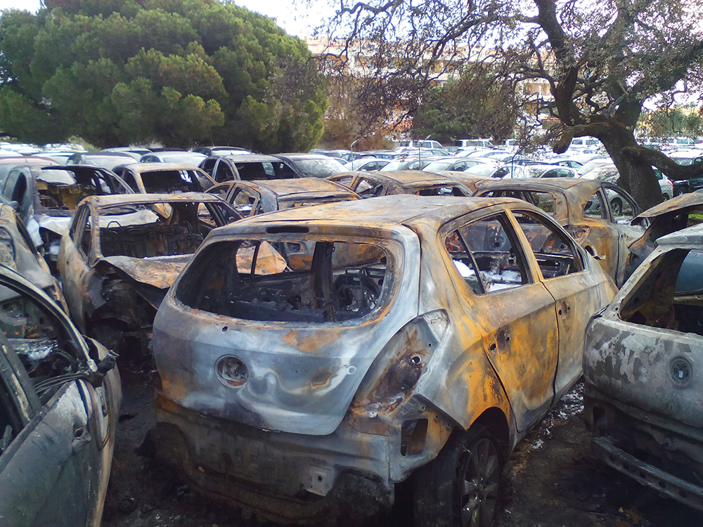 Sul Informação - Incêndio destrói 27 automóveis em rent-a-car na estrada do Aeroporto em Faro