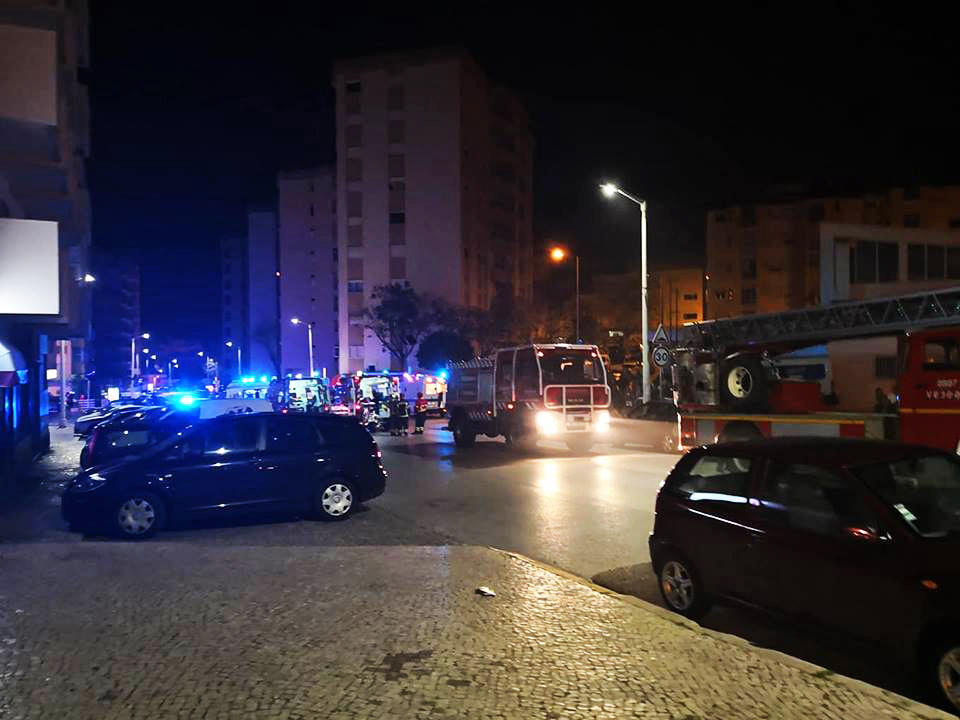 Sul Informação - Incêndio em loja de Portimão faz um ferido e obriga à evacuação de 80 pessoas [com fotos]