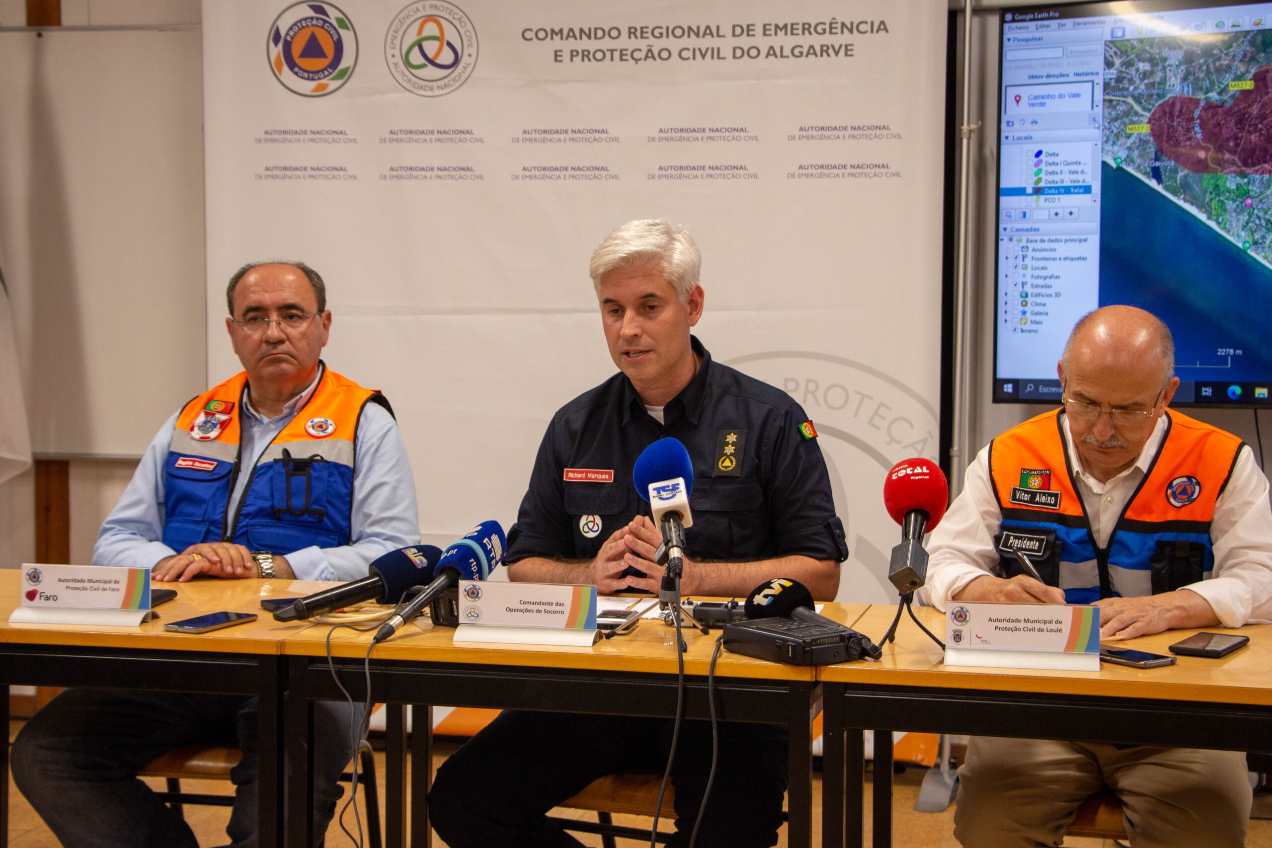 Sul Informação - 80% do incêndio está «dominado», mas vento vai ficar mais forte