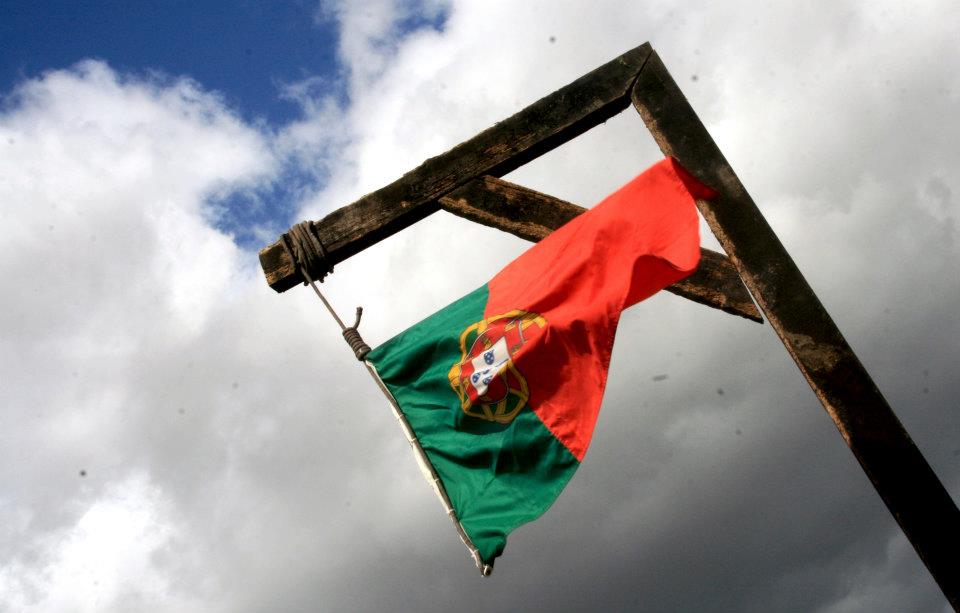 Sul Informação - Artista algarvio Menau vai a tribunal por “enforcar” a Bandeira de Portugal