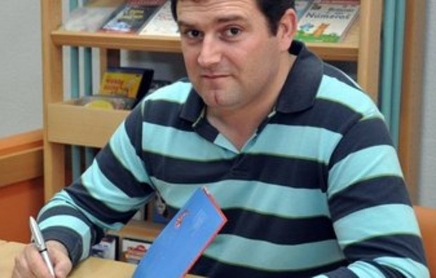 Sul Informação - Escritor João Manuel Ribeiro visita bibliotecas escolares de Loulé
