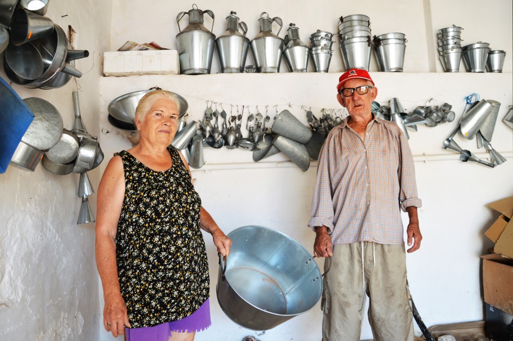 Sul Informação - O último latoeiro do Algarve ainda trabalha lá para os lados de Estiramantens
