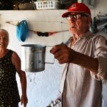 Sul Informação - O último latoeiro do Algarve ainda trabalha lá para os lados de Estiramantens