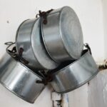 Sul Informação - O último latoeiro do Algarve ainda trabalha lá para os lados de Estiramantens