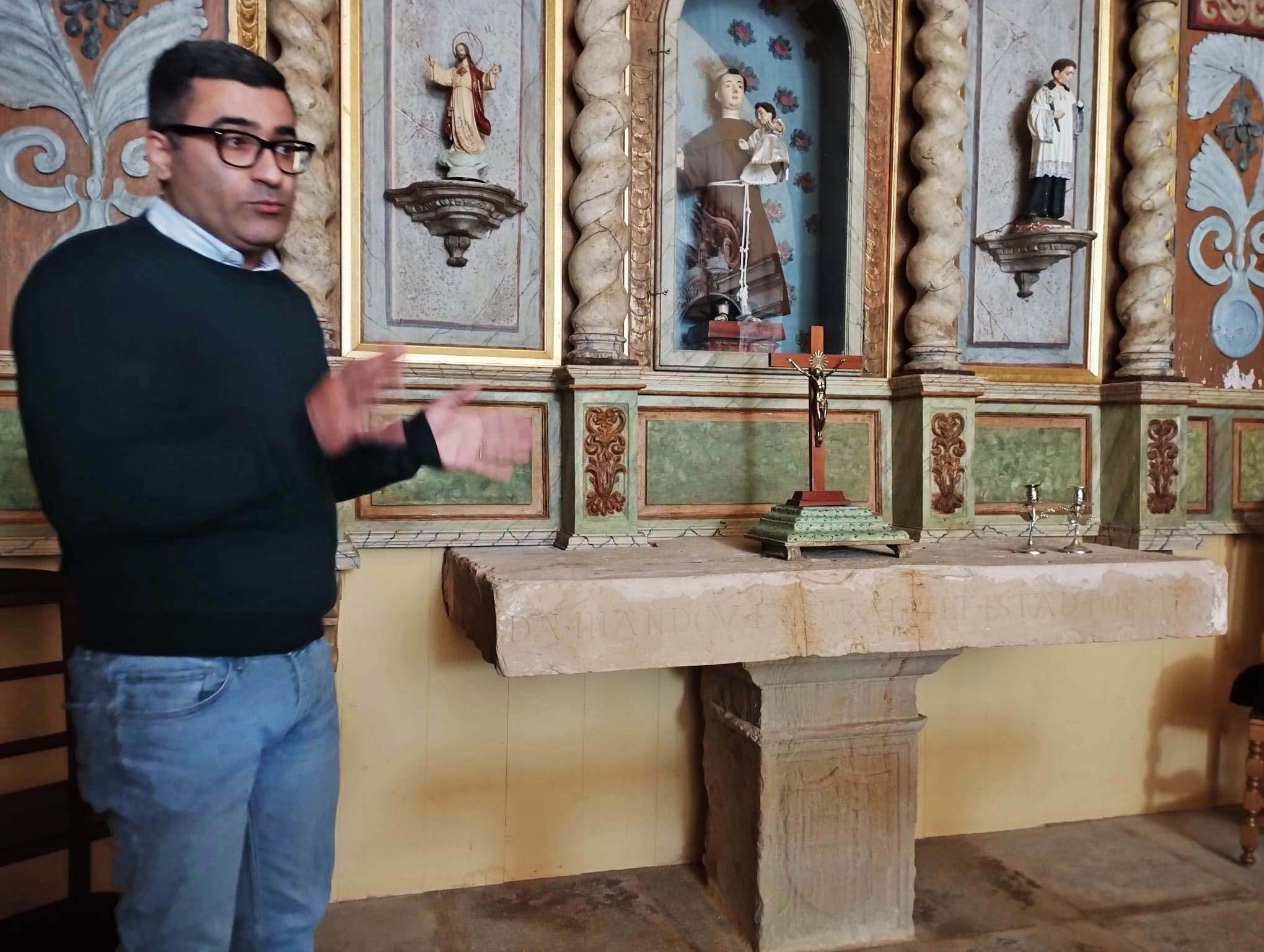 Sul Informação - Uma pedra de altar viajada ou a história de uma dupla descoberta arqueológica