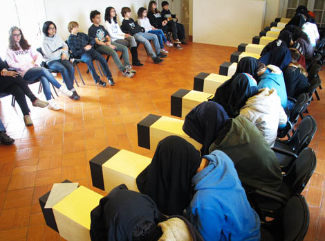 Jovens usam a Câmara de Desenhar. Uns posam enquanto os outros desenham Sul Informação