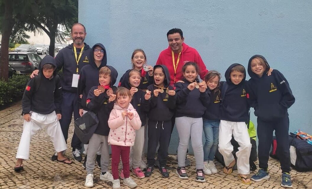 Sul Informação - Atletas da Amareleja viajam até Almada e Almodôvar para participar em provas de Karate