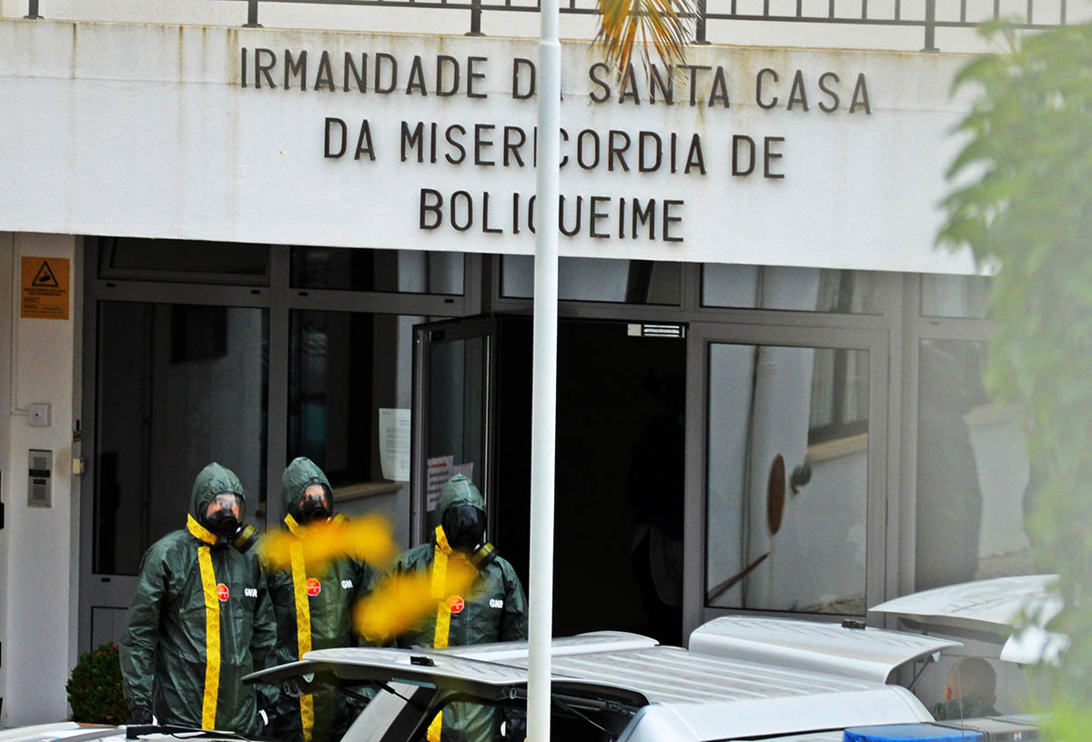 Sul Informação - Brigada de Intervenção e Proteção a Emergências da GNR descontamina lar de Boliqueime