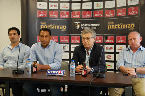 Lázaro Oliveira com dirigentes do Portimonense Sul Informação