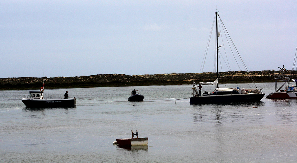 Sul Informação - Retirada dos barcos fundeados no recôvo da Culatra acaba com um detido