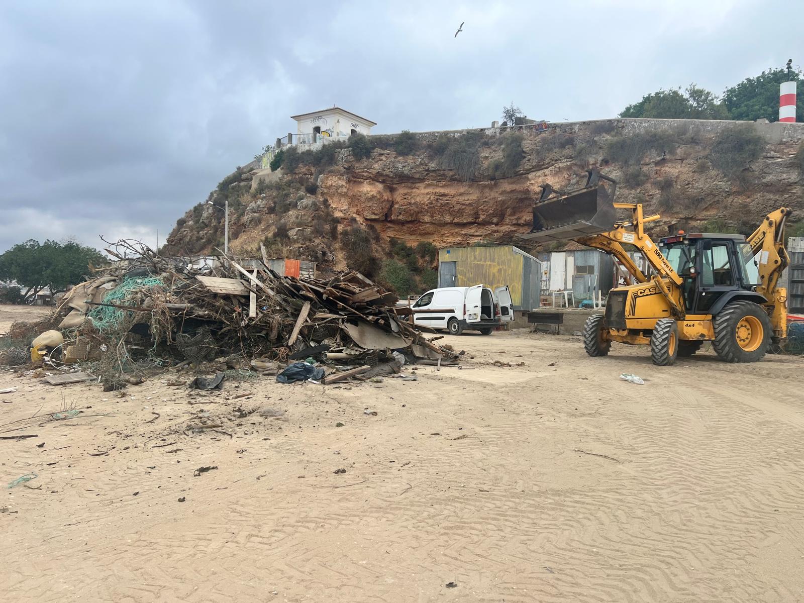 Sul Informação - Mais de 10 mil quilos de resíduos recolhidos dos apoios de pesca da Praia da Angrinha 