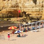 Sul Informação - Limpeza das algas já começou na Praia do Carvoeiro