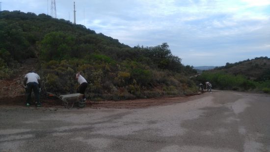 Limpeza de valetas no Cerro de São Miguel