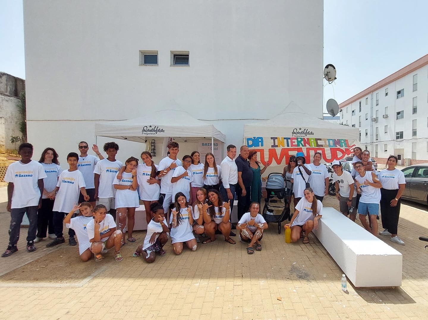 Sul Informação - Jovens de Olhão unem-se à MOJU para limpar e pintar Bairro do Fundo de Fomento