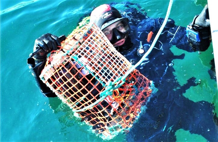 Sul Informação - Voluntários retiram 250 quilos de lixo marinho do Porto da Arrifana