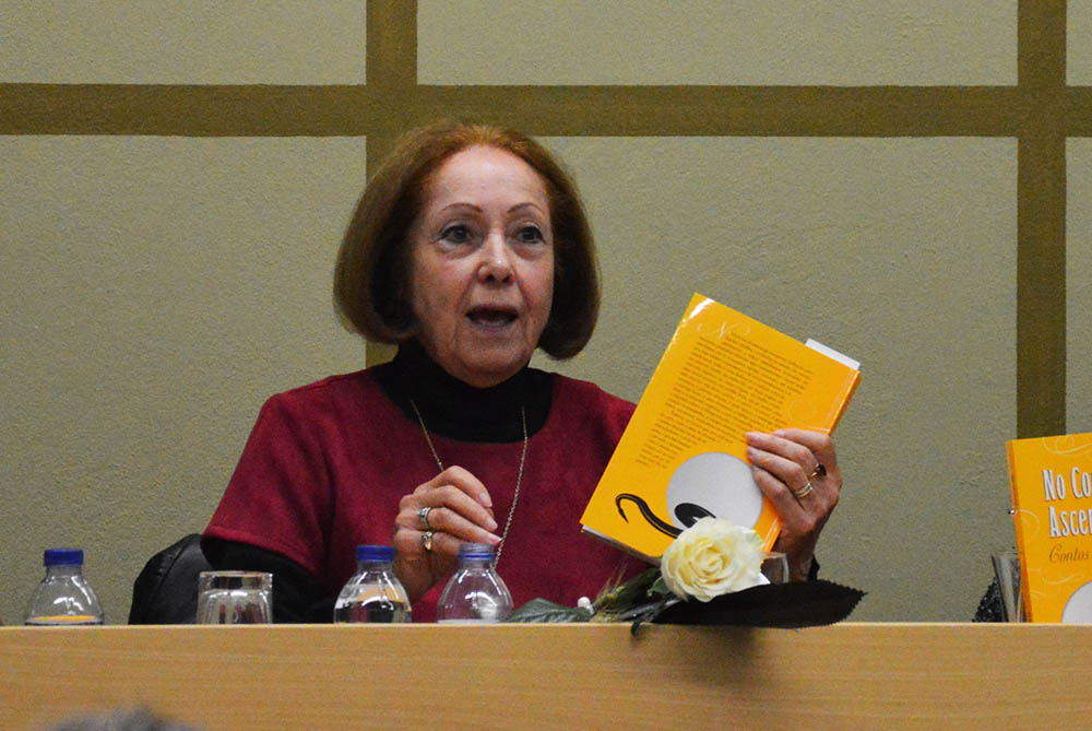 Sul Informação - Maria do Vale Cartaxo apresentou «No Comboio Ascendente» na Biblioteca de Portimão