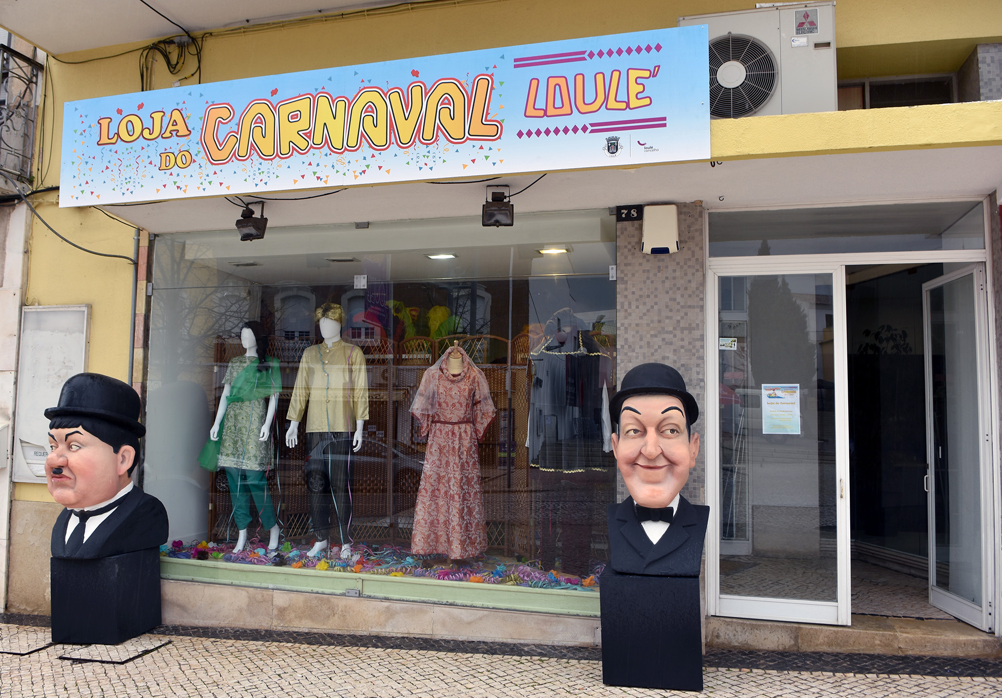 Sul Informação - Loja de aluguer de fatos para o Carnaval de Loulé já está aberta