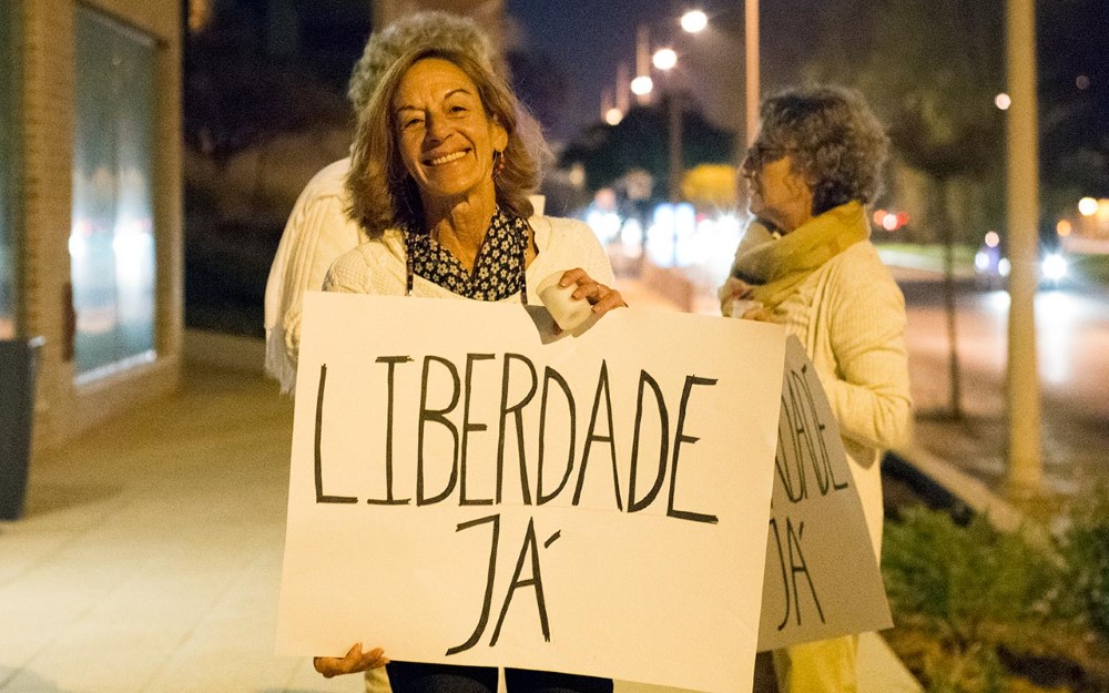 Sul Informação - Três dezenas protestaram frente ao Consulado de Angola em Faro