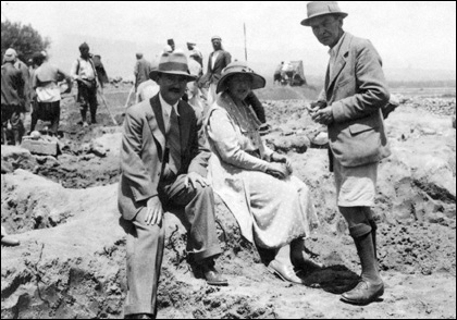 Max Mallowan, Agatha Christie e Leonard Wooley em Ur, em 1931 Sul Informação