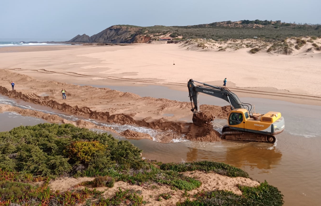 Sul Informação - APA faz campanha de desassoreamento na foz da ribeira de Aljezur