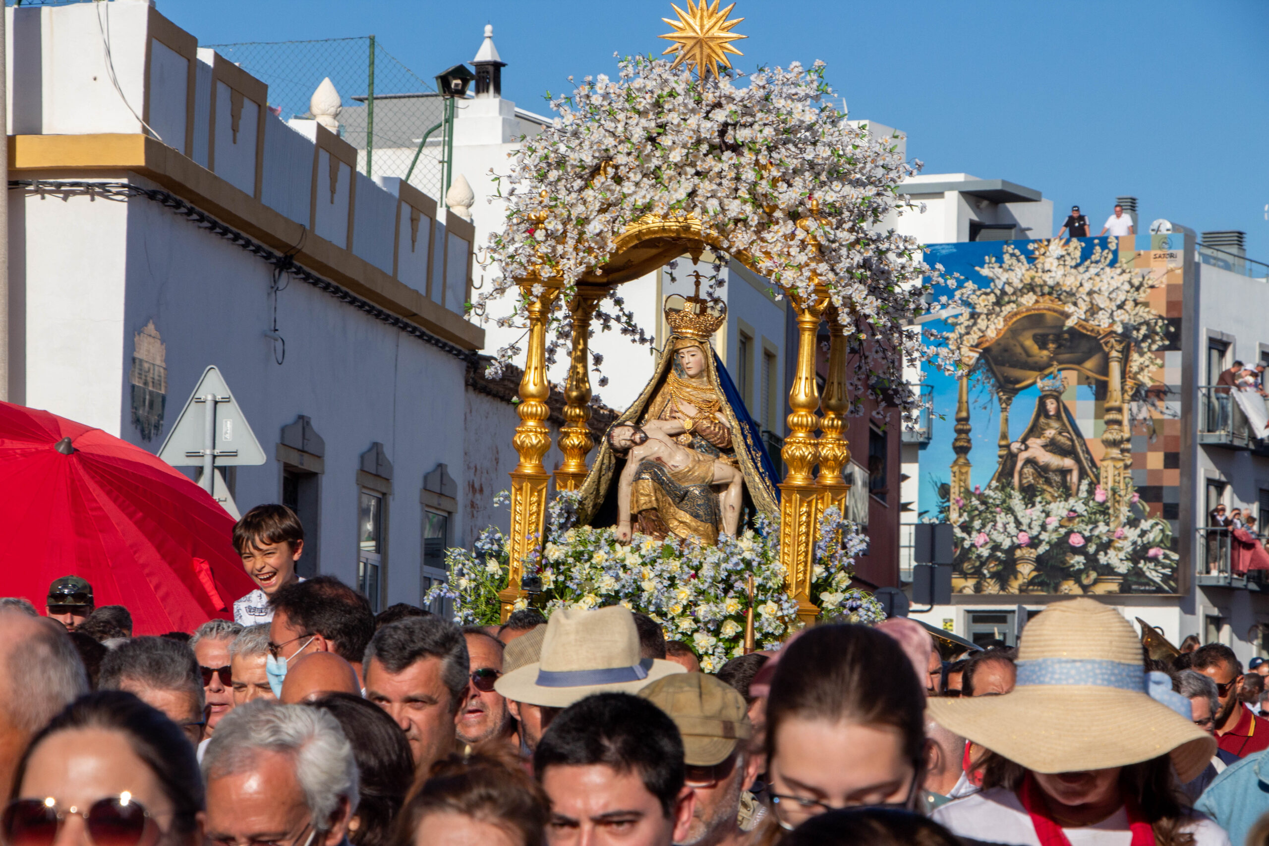 Sul Informação - «Vivas» e muita emoção marcaram o regresso da Festa da Mãe Soberana [com fotogaleria]