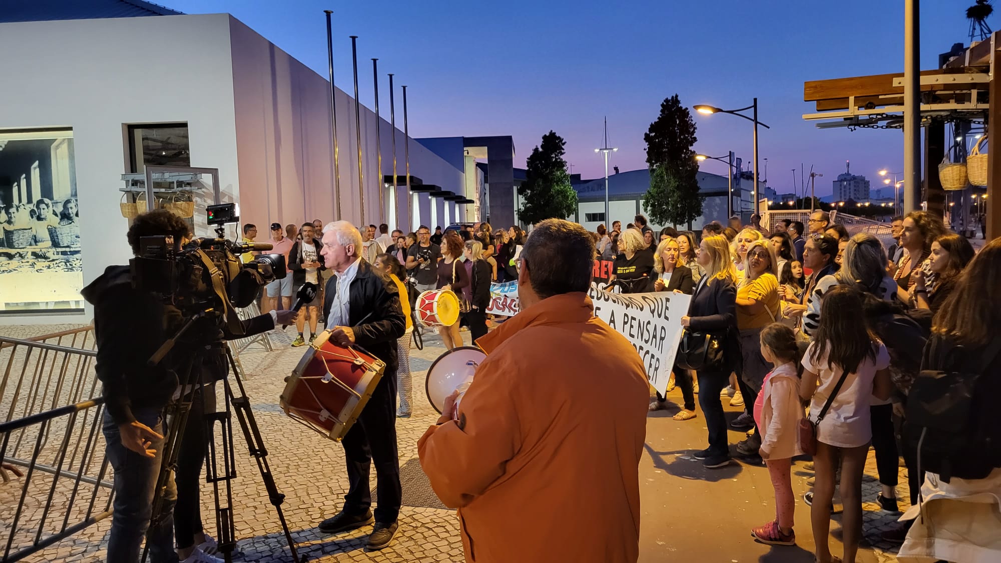 Sul Informação - Professores surpreendem ministro João Costa com manifestação em Portimão