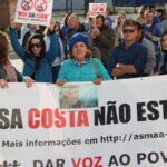 Sul Informação - Manifestantes anti-petróleo entregaram «simpática santola» à Galp e a Joaquina Matos