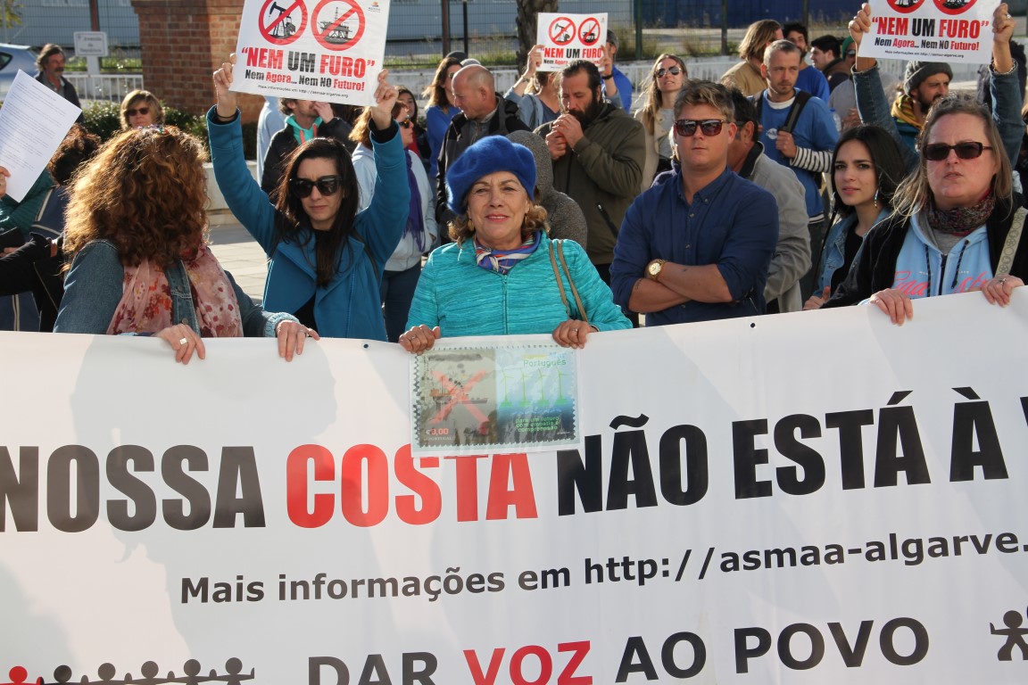 Sul Informação - Manifestantes anti-petróleo entregaram «simpática santola» à Galp e a Joaquina Matos