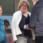 Sul Informação - Manifestantes anti-petróleo entregaram «simpática santola» à Galp e a Joaquina Matos