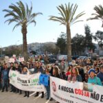 Sul Informação - Manifestantes anti-petróleo entregaram «simpática santola» à Galp e a Joaquina Matos