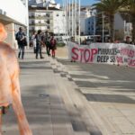 Sul Informação - Manifestantes anti-petróleo entregaram «simpática santola» à Galp e a Joaquina Matos
