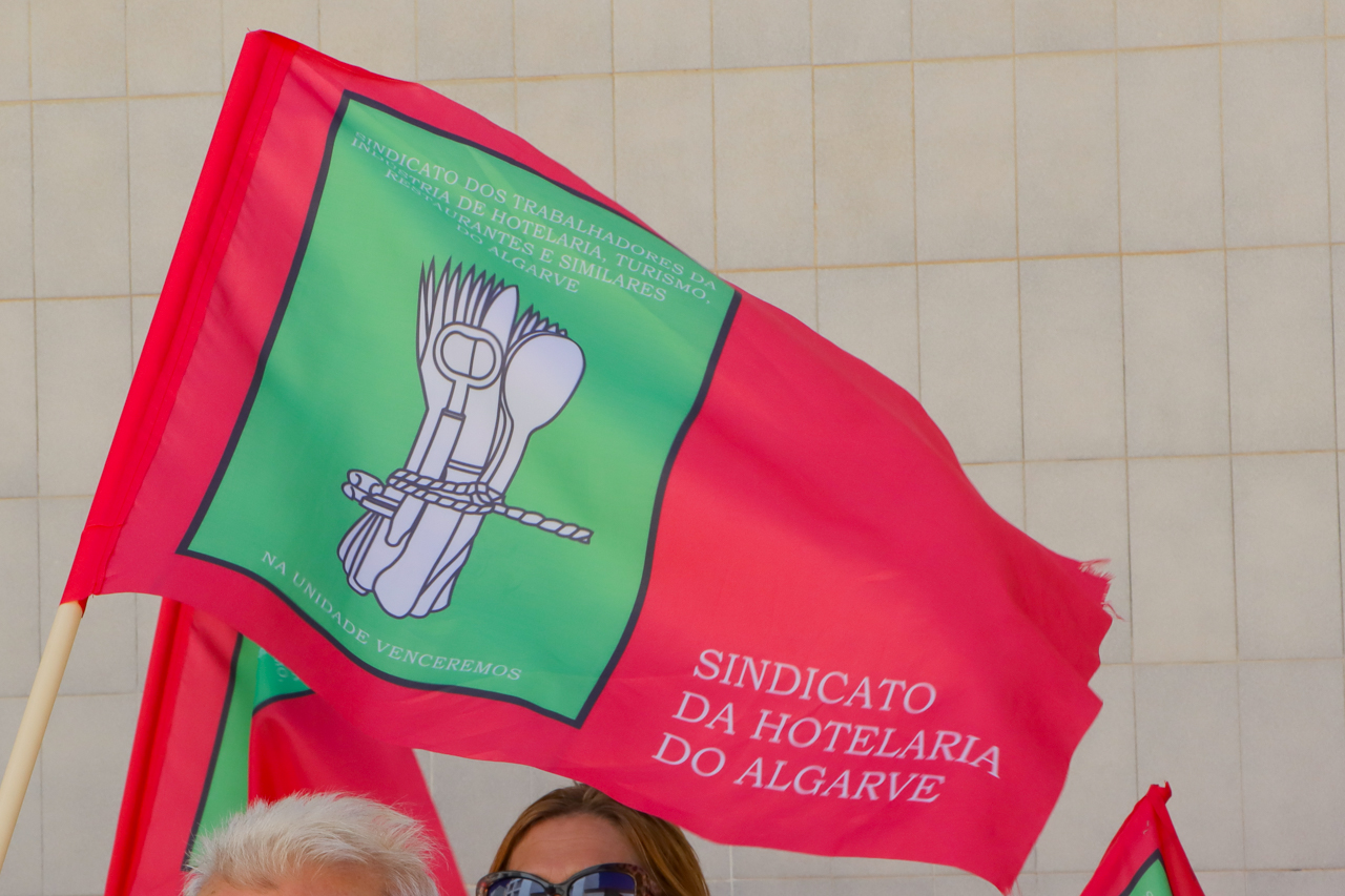 Sul Informação - Sindicato da Hotelaria protesta à porta da conferência do Dia Mundial do Turismo em Albufeira
