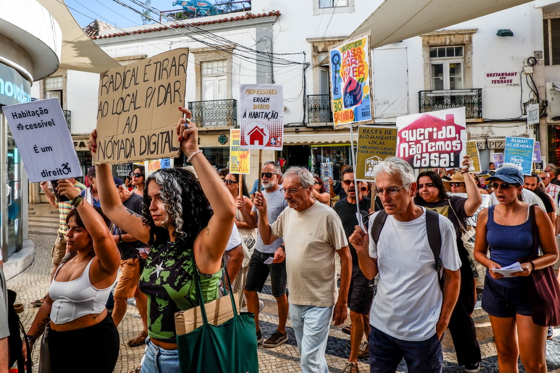 Sul Informação - Manifestantes saem à rua no Algarve para exigir casa para viver