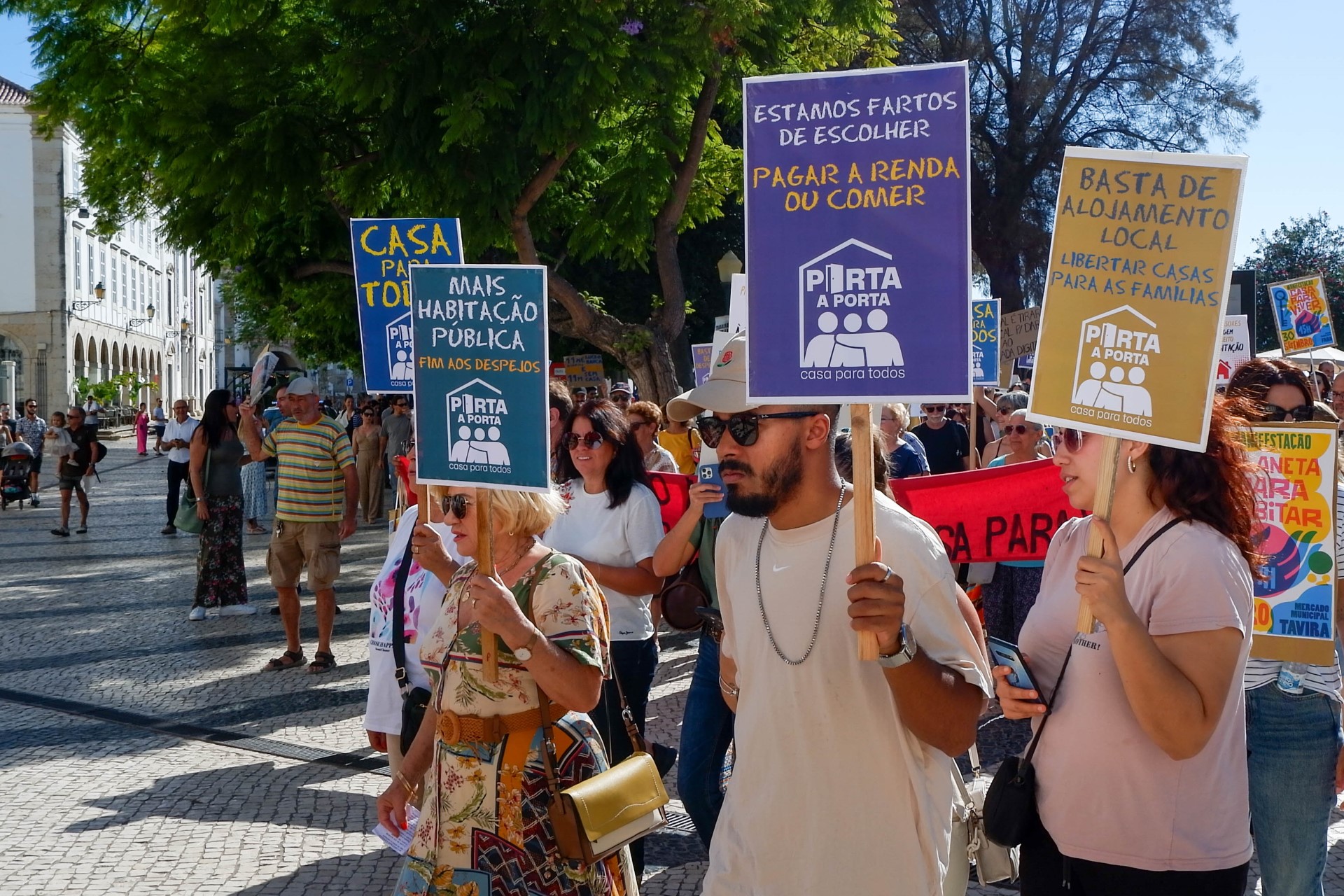 Sul Informação - Manifestantes saem à rua no Algarve para exigir casa para viver
