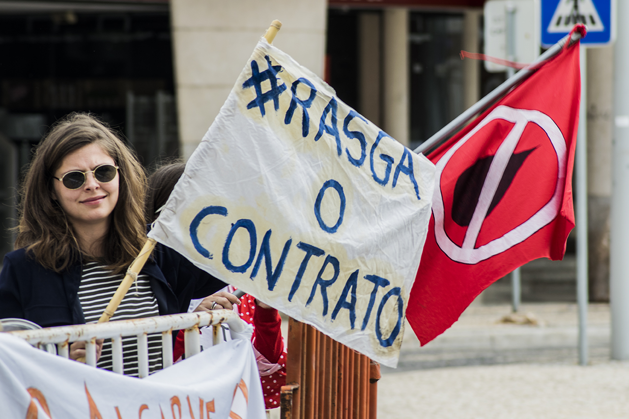 Sul Informação - Manifestantes e até cegonhas anti-petróleo esperaram o ministro do Ambiente e esperaram e esperaram…