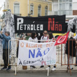 Sul Informação - Manifestantes e até cegonhas anti-petróleo esperaram o ministro do Ambiente e esperaram e esperaram…