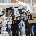 Sul Informação - Manifestantes e até cegonhas anti-petróleo esperaram o ministro do Ambiente e esperaram e esperaram…