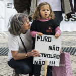 Sul Informação - Manifestantes e até cegonhas anti-petróleo esperaram o ministro do Ambiente e esperaram e esperaram…