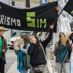 Sul Informação - Manifestantes e até cegonhas anti-petróleo esperaram o ministro do Ambiente e esperaram e esperaram…