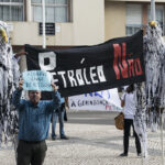 Sul Informação - Manifestantes e até cegonhas anti-petróleo esperaram o ministro do Ambiente e esperaram e esperaram…