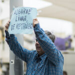 Sul Informação - Manifestantes e até cegonhas anti-petróleo esperaram o ministro do Ambiente e esperaram e esperaram…