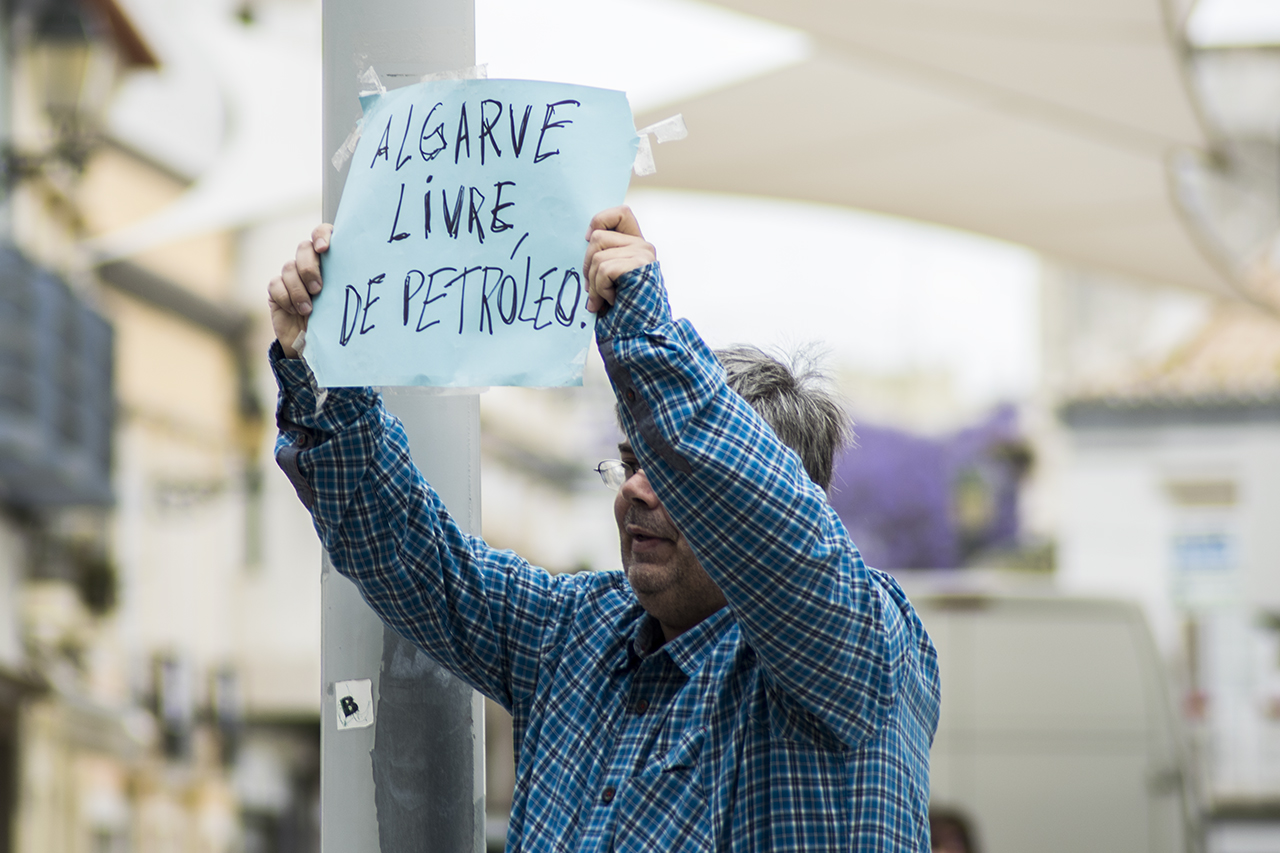 Sul Informação - Manifestantes e até cegonhas anti-petróleo esperaram o ministro do Ambiente e esperaram e esperaram…