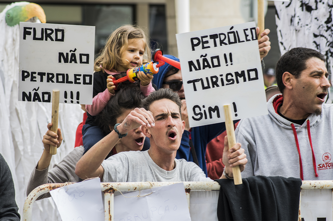 Sul Informação - Manifestantes e até cegonhas anti-petróleo esperaram o ministro do Ambiente e esperaram e esperaram…