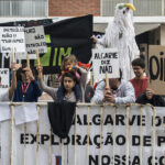 Sul Informação - Manifestantes e até cegonhas anti-petróleo esperaram o ministro do Ambiente e esperaram e esperaram…