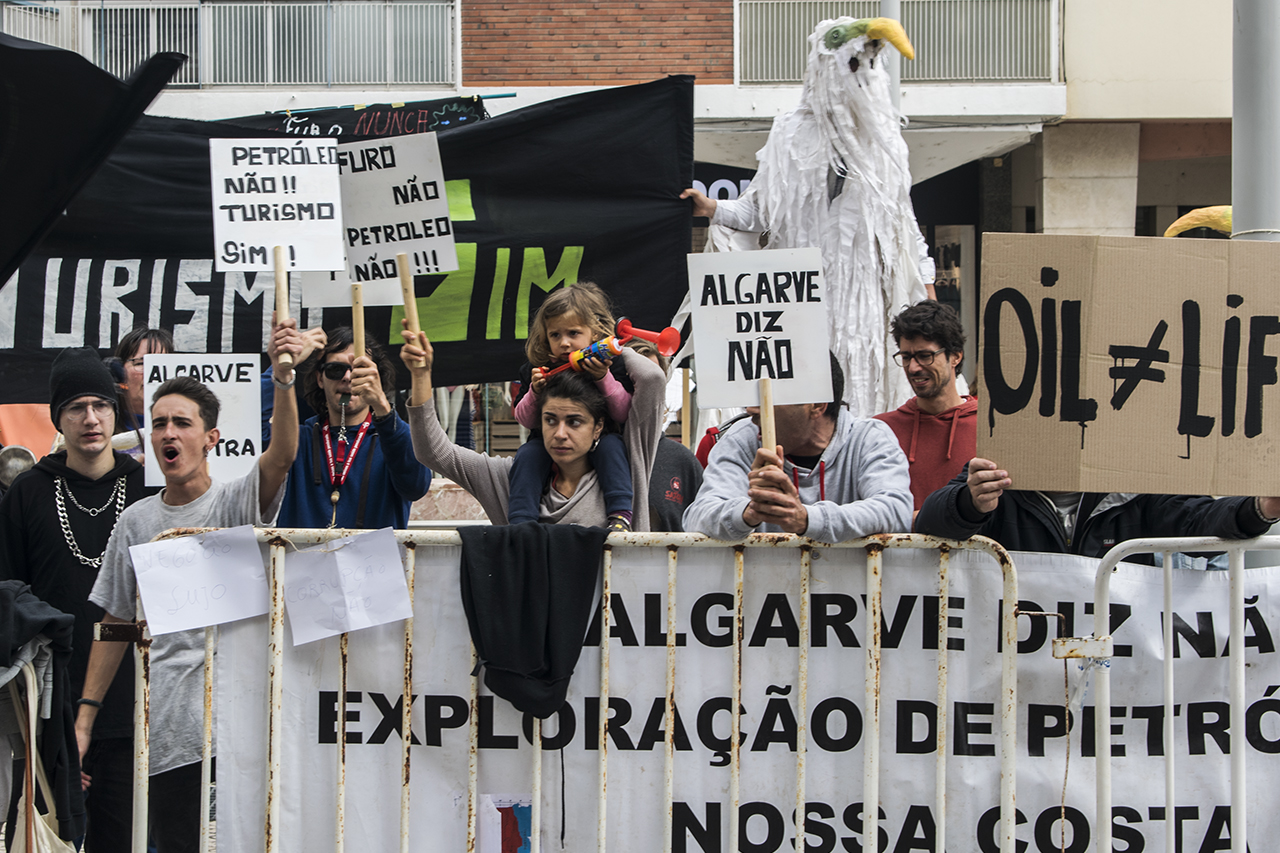 Sul Informação - Manifestantes e até cegonhas anti-petróleo esperaram o ministro do Ambiente e esperaram e esperaram…