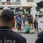 Sul Informação - Manifestantes e até cegonhas anti-petróleo esperaram o ministro do Ambiente e esperaram e esperaram…