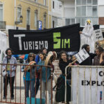 Sul Informação - Manifestantes e até cegonhas anti-petróleo esperaram o ministro do Ambiente e esperaram e esperaram…