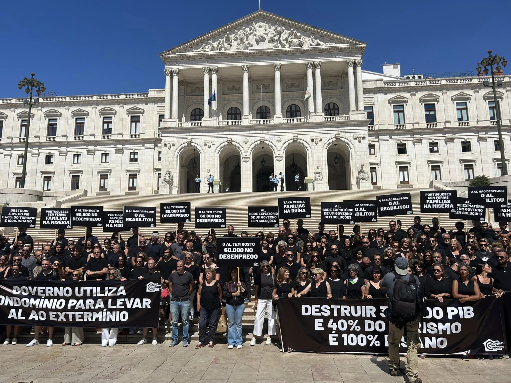 Sul Informação - Duas centenas de proprietários de alojamento local em protesto junto ao Parlamento