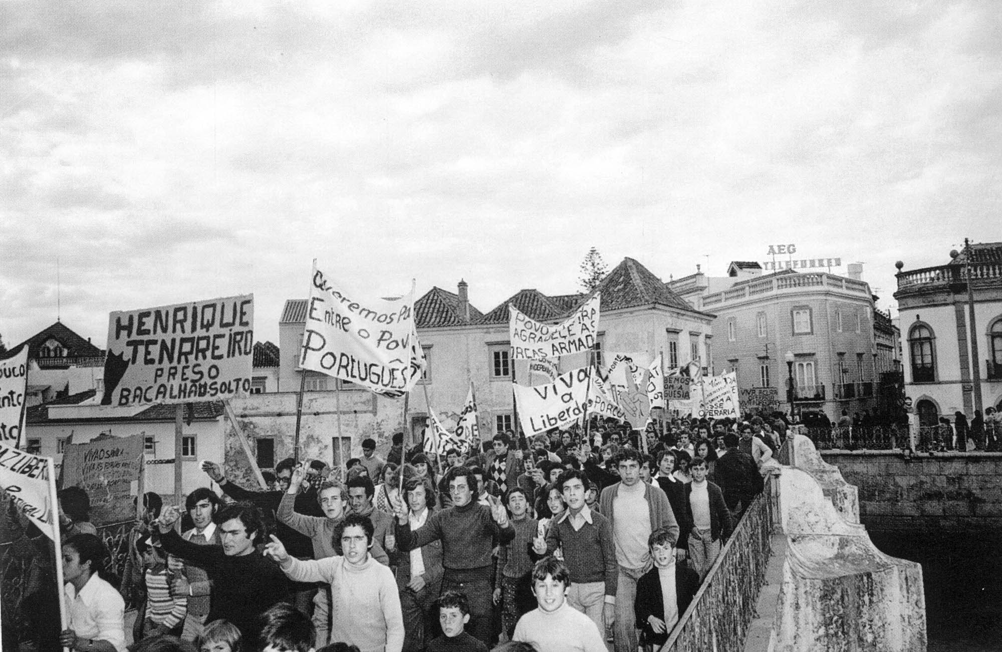 Sul Informação - Como noticiaram os jornais nacionais o 25 de Abril de 1974 no Algarve?